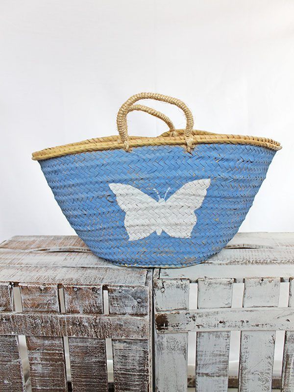 Capazos de mimbre decorados a mano para la playa: In-Diana.